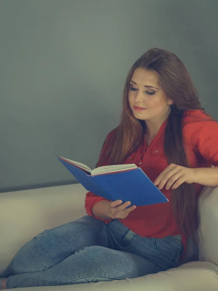 Mulher Desfrutando Seu Tempo Lazer Relaxante Enquanto Livro Interessante Sentado — Fotografia de Stock