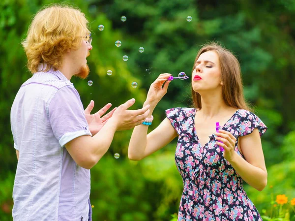 Concepto Felicidad Despreocupación Mujer Joven Hombre Que Divierten Soplando Burbujas —  Fotos de Stock