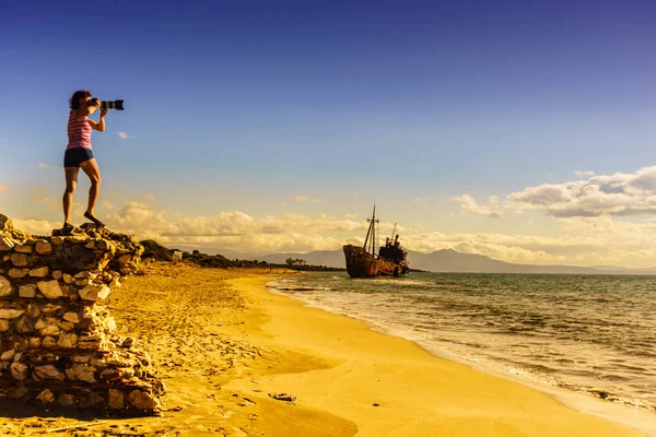 Tourismus Urlaub Und Reisen Touristin Strand Fotografiert Mit Kamera Schiffswrack — Stockfoto