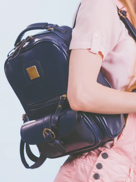 Menina Adolescente Irreconhecível Indo Para Escola Faculdade Vestindo Mochila Preta — Fotografia de Stock