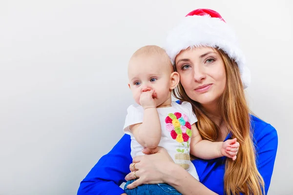 개념입니다 귀여운 아기와 크리스마스 여자입니다 아가씨는 클로스 — 스톡 사진