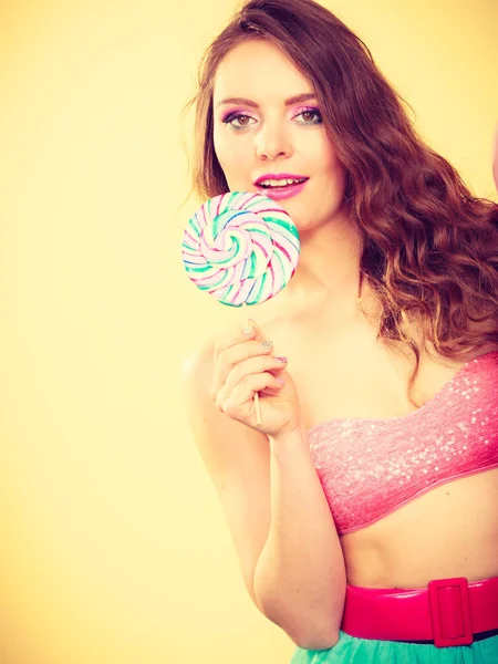 Mujer Atractiva Chica Alegre Colorido Conforman Celebración Caramelos Piruleta Grande —  Fotos de Stock