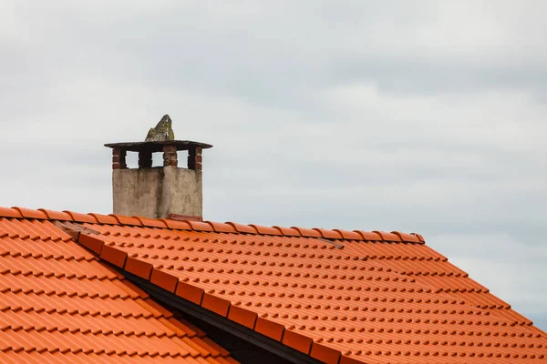 Concepto Arquitectura Techo Rojo Holandés Casa Con Chimenea Hormigón Cielo —  Fotos de Stock