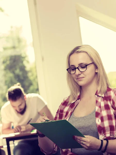 Edukacja Szkoły Pracy Zespołowej Ludzi Pojęcie Studentka Notebooka Siedząc Studentów — Zdjęcie stockowe