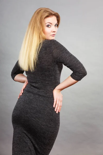 Dar Siyah Elbise Giyen Kadın Kadınsı Vücudunu Gösteriyor — Stok fotoğraf