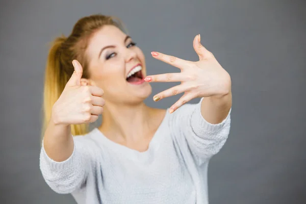 Glad Stolt Ung Kvinna Visar Sin Hand Framför Hennes Ansikte — Stockfoto