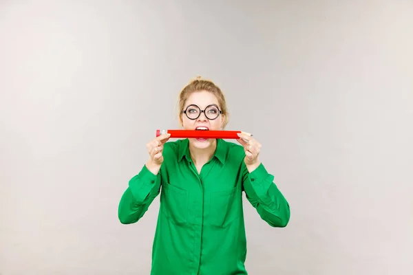 眼鏡をかける鉛筆を身に着けている面白い狂気のビジネス女性 グレーの背景で撮影したスタジオ — ストック写真
