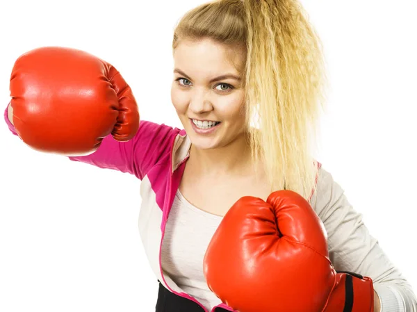 Deportiva Mujer Confiada Usando Guantes Boxeo Rojos Luchando Estudio Sobre — Foto de Stock