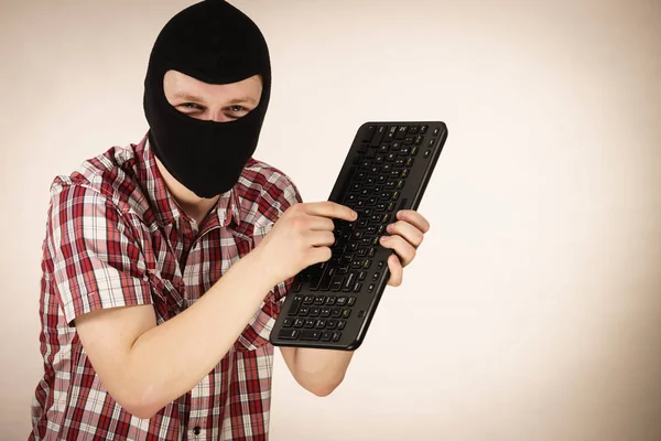 Verrückter Hacker Mann Unerkennbarer Typ Mit Schwarzer Sturmhaube Und Computertastatur — Stockfoto