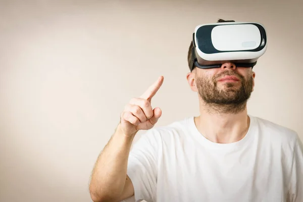 Adulto Corto Barbudo Chico Explorar Virtual Realidad Usando Gafas Estar —  Fotos de Stock