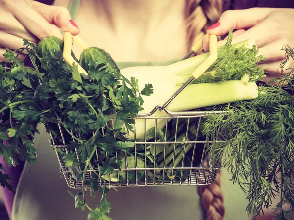 购买健康饮食的概念 厨房里的女人 有许多绿色蔬菜 里面装着小购物篮 — 图库照片