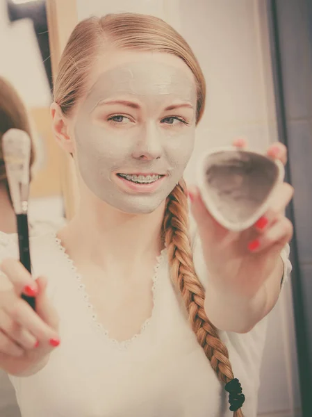 Cuidado Com Pele Jovem Segurando Mãos Escova Máscara Barro Para — Fotografia de Stock