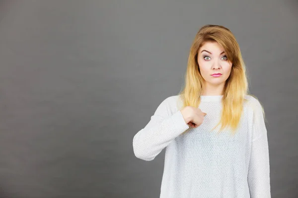 Vrouw Gezicht Expressie Zien Iets Onaangename Poitning Zichzelf Hebben Walgen — Stockfoto