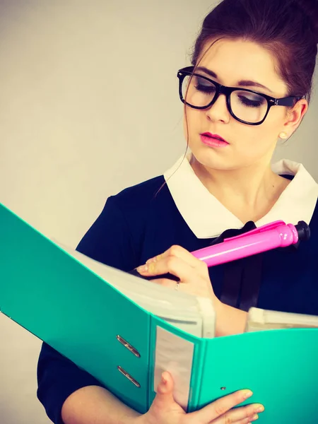 Mujer Negocios Enfocada Escribiendo Algo Pensando Solución Problemas Nuevas Ideas — Foto de Stock