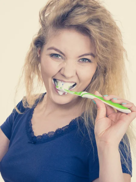 Mulher Escovando Dentes Limpeza Menina Positiva Com Escova Dentes Higiene — Fotografia de Stock