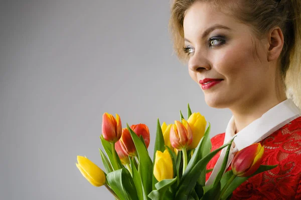 Kvinna Som Håller Bukett Tulpaner Blommor Gåva Kvinnors Dag Mars — Stockfoto