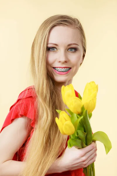 Διεθνές Γυναικείο Ημέρα Οκτώ Μαρτίου Όμορφη Νεαρή Γυναίκα Κίτρινο Τουλίπες — Φωτογραφία Αρχείου