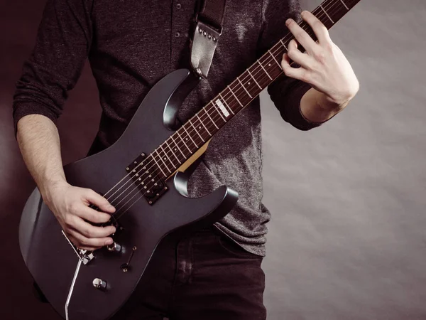 Mannelijke Handen Met Elektrische Gitaar Close Gedeeltelijk Lichaam Volwassene Houdt — Stockfoto