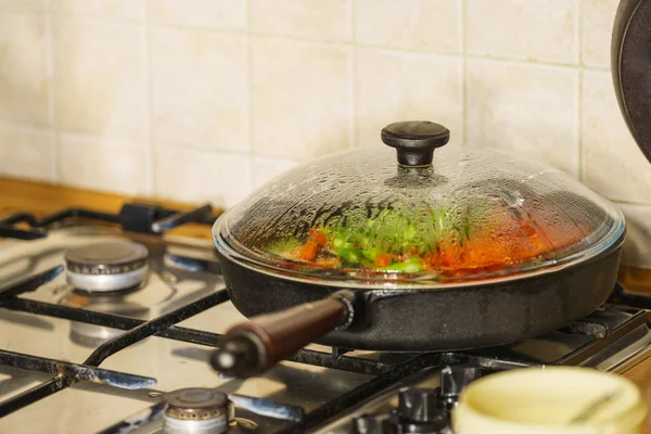 准备食物的概念 许多人把健康蔬菜切在油锅里 准备素食 — 图库照片