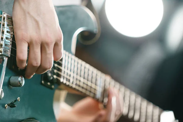 Konser Sırasında Müzik Stüdyosunda Elektro Gitarla Çalan Adama Yaklaş Müzik — Stok fotoğraf