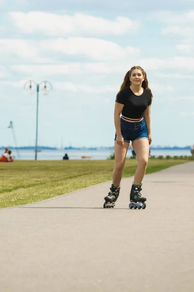 Feliz Joven Alegre Con Patines Montando Mujer Siendo Deportivo Divirtiéndose —  Fotos de Stock