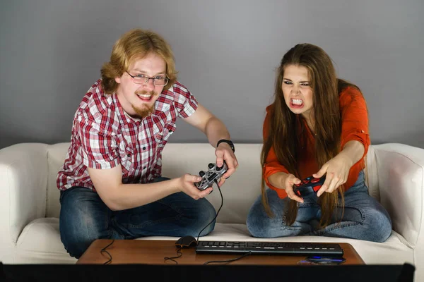 Viciado Casal Jogando Videogames Juntos Sendo Muito Emocional Estúdio — Fotografia de Stock