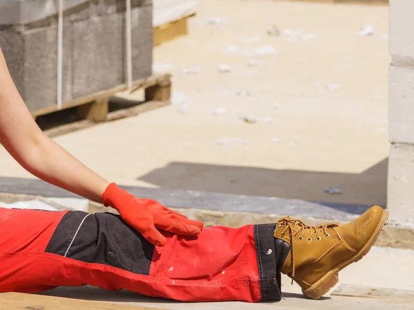 Persona Irreconocible Sitio Construcción Que Usa Pantalones Negros Rojos Trabajadores —  Fotos de Stock