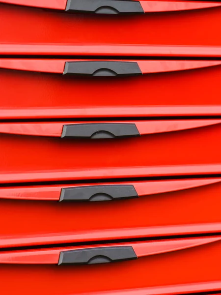 Красный Пластиковый Шкаф Черными Ручками Ящиков Предметы Пластиковых Деталей — стоковое фото