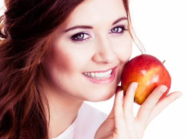 Kobieta Trzymająca Ręku Czerwone Jabłko Blisko Twarzy Uśmiechnięta Odizolowana Biało — Zdjęcie stockowe
