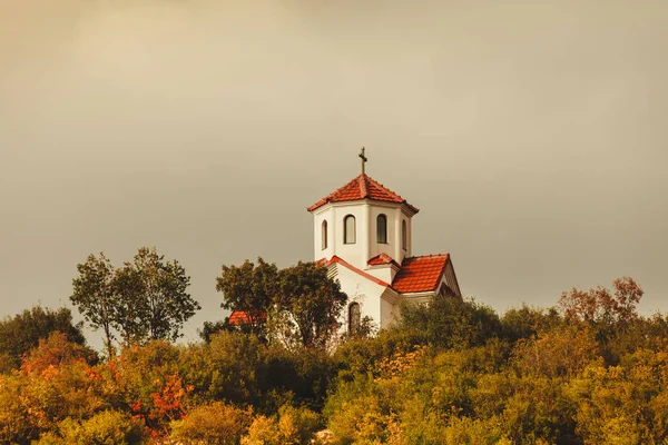 Petite Église Chapelle Sur Colline Ciel Bleu Avec Nuages Orageux — Photo