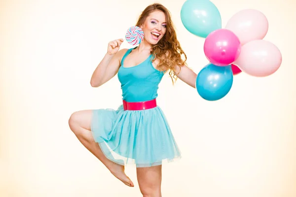 Γυναίκα Ελκυστική Χαρούμενη Κοπέλα Κρατώντας Πολύχρωμα Μπαλόνια Και Γλυκό Γλειφιτζούρι — Φωτογραφία Αρχείου