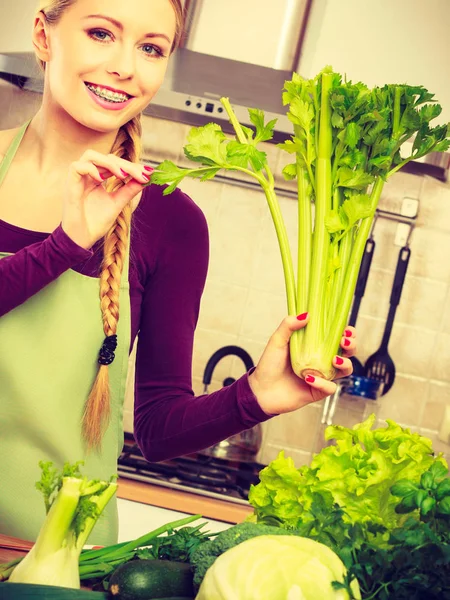 Γυναίκα Στην Κουζίνα Πολλά Πράσινα Φυλλώδη Λαχανικά Φρέσκα Προϊόντα Στο — Φωτογραφία Αρχείου