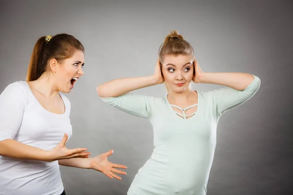 Dos Mujeres Discutiendo Pelean Estando Enojadas Entre Ellas Mujer Regañando —  Fotos de Stock