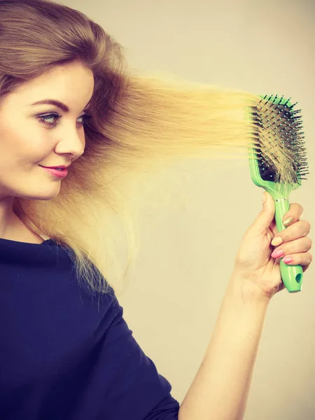 Fırça Sabah Güzellik Rutin Kullanarak Uzun Sarı Saçları Fırçalama Kadın — Stok fotoğraf