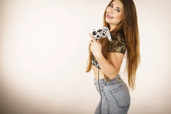 Jovem Mulher Adulta Jogando Console Vídeo Segurando Almofada Jogo Gaming — Fotografia de Stock