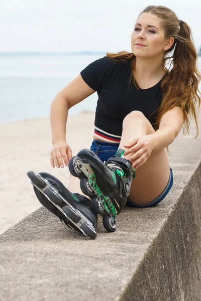 Mulher Jovem Atraente Vestindo Patins Relaxante Após Passeio Feminino Sendo — Fotografia de Stock