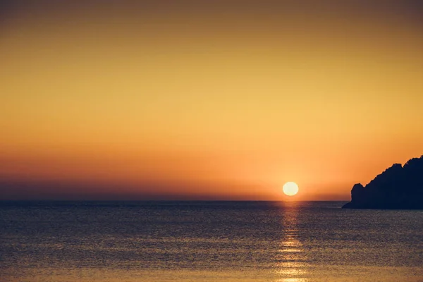 Manzaralı Gün Batımı Deniz Yüzeyinde Gün Doğumu Doğal Manzara Güzel — Stok fotoğraf