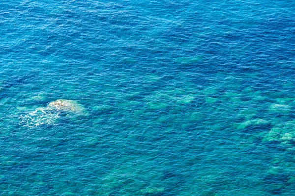 Água Mar Azul Claro Com Pedras Como Fundo — Fotografia de Stock