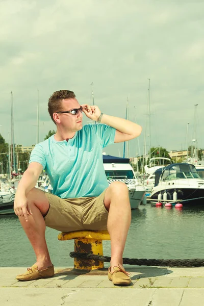 Sommerurlaubsabenteuer Mann Verbringt Seine Freizeit Mit Spaziergängen Yachthafen Sightseeing Sommer — Stockfoto