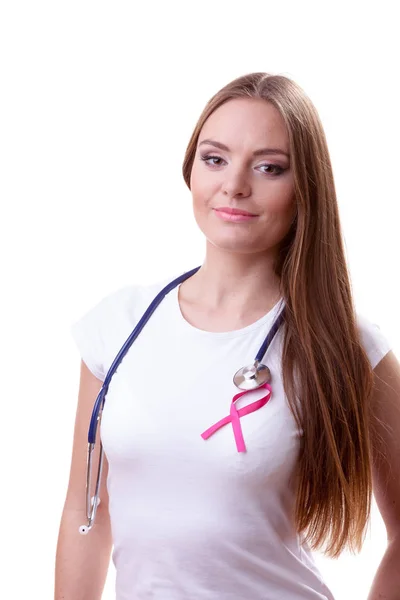 女医生用听诊器和粉红色丝带艾滋病胸部上的符号 卫生保健 医学乳腺癌癌症认识概念 — 图库照片