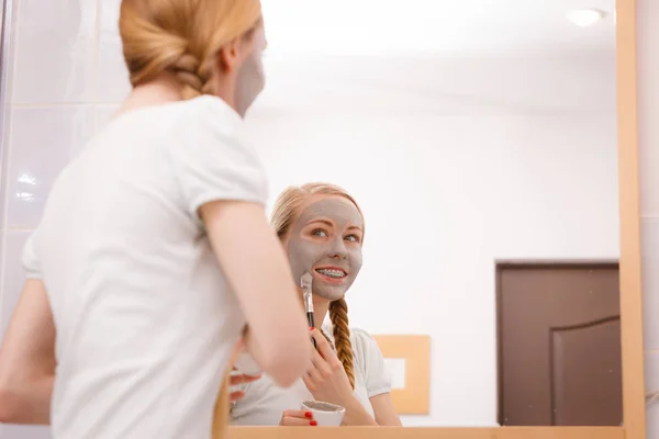 Huidverzorging Blond Vrouwtje Badkamer Met Grijs Klei Moddermasker Haar Gezicht — Stockfoto