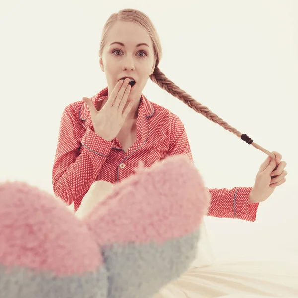 Moda Ropa Dormir Concepto Accesorios Mujer Pijama Usando Calcetines Calientes — Foto de Stock