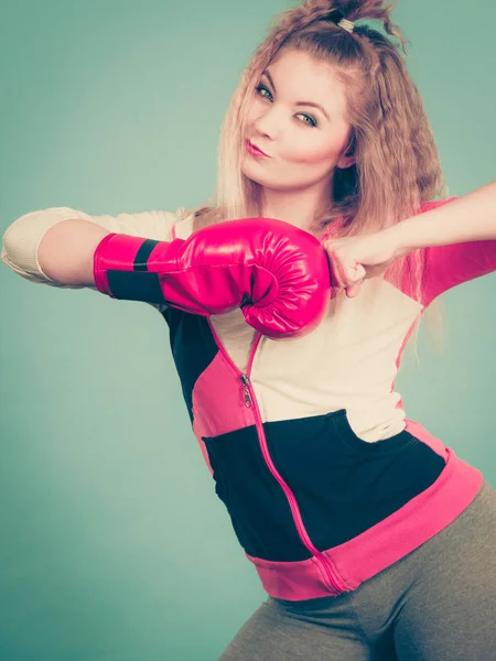 Sportliche Frau Mit Roten Boxhandschuhen Kämpfend Studioaufnahme Auf Blauem Hintergrund — Stockfoto