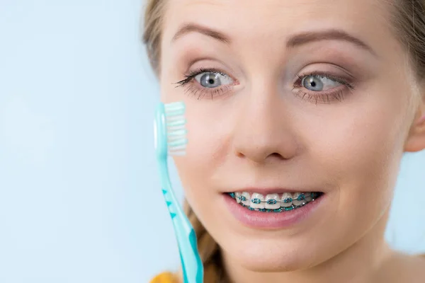 Concepto Dentista Ortodoncista Mujer Joven Sonriendo Limpiando Cepillando Los Dientes — Foto de Stock