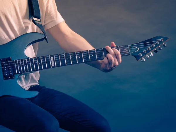 エレキギターを持つ男性の手 閉じると 一部のボディ大人の人が楽器を保持し 演奏しています 音楽の概念 — ストック写真