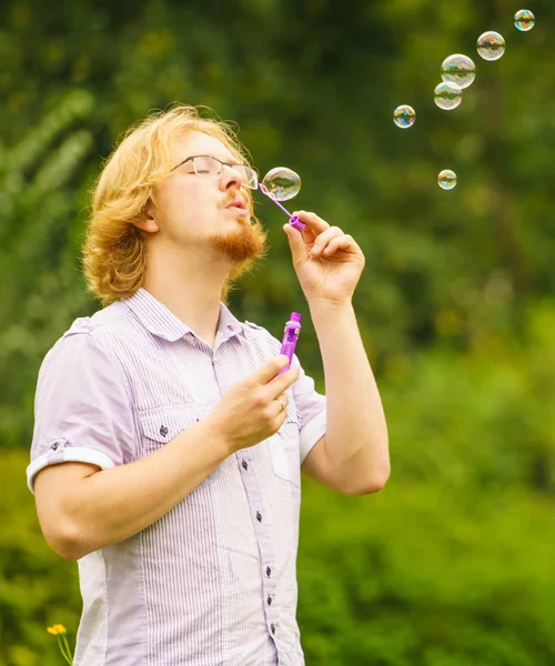 Счастливый Взрослый Мужчина Пускающий Мыльные Пузыри Зеленый Весенний Парк Природы — стоковое фото