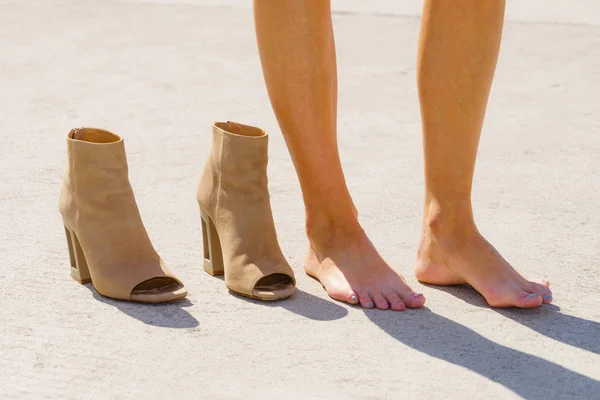 Wanita Bertelanjang Kaki Berdiri Samping Sepatu Hak Tinggi Berwarna Cokelat — Stok Foto