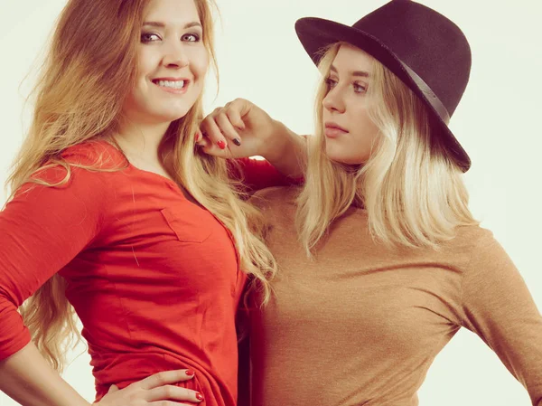 Två Fashionabla Vackra Kvinnor Som Bär Vackra Snygga Outfits Bär — Stockfoto