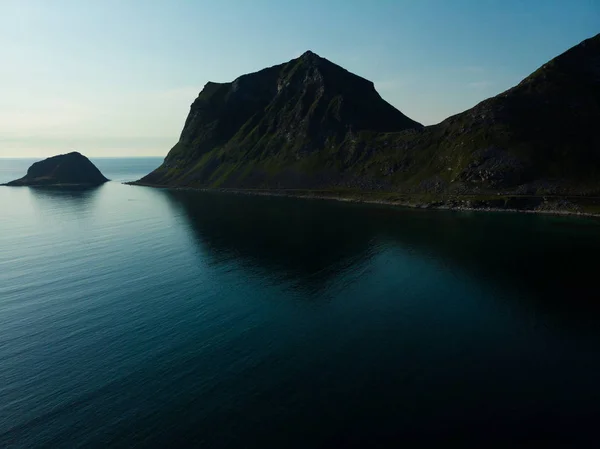 海岸Vestvagoy島 Uttakleivの場所 風光明媚な岩の海岸線と高い山の風景 ロフテン諸島 北ノルウェー ヨーロッパ — ストック写真