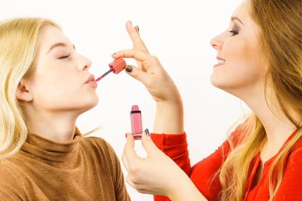 Maquiagem Amigo Artista Aplicando Outro Batom Mulher Brilho Labial Nos — Fotografia de Stock